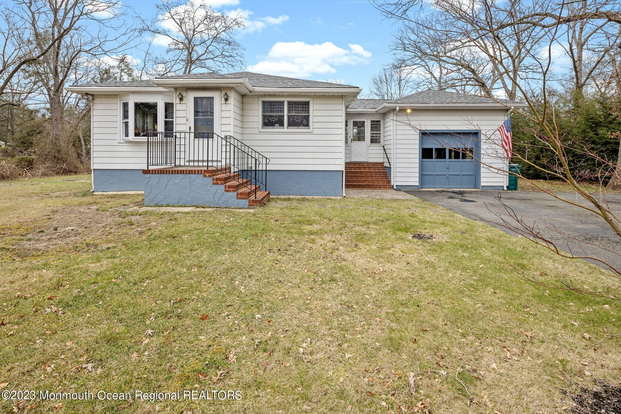 Home at 539 E. Veterans Highway